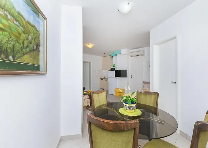 아파트 And Excelsior *